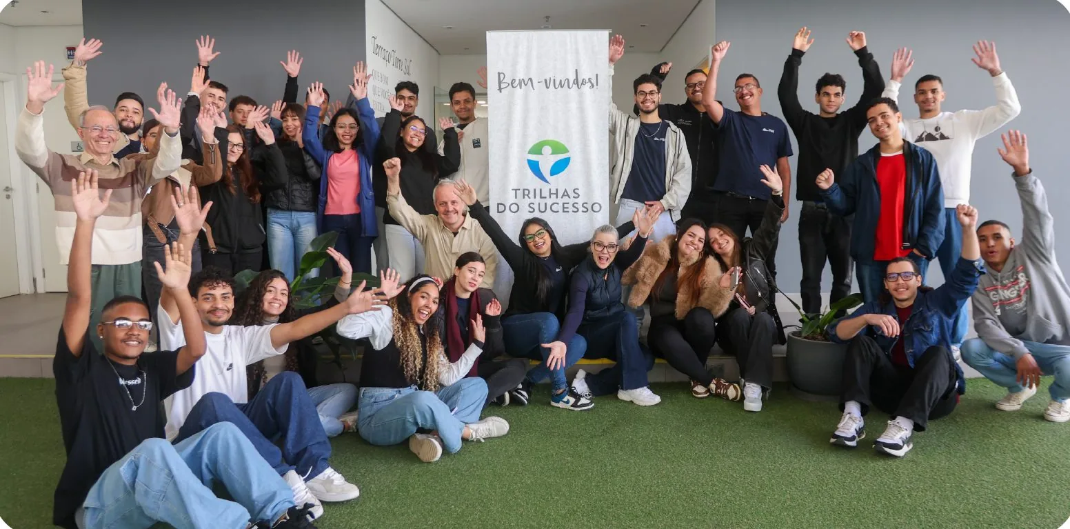 Bolsistas e equipe do Iaponte reunidos no encontro de boas-vindas do Trilhas do Sucesso.