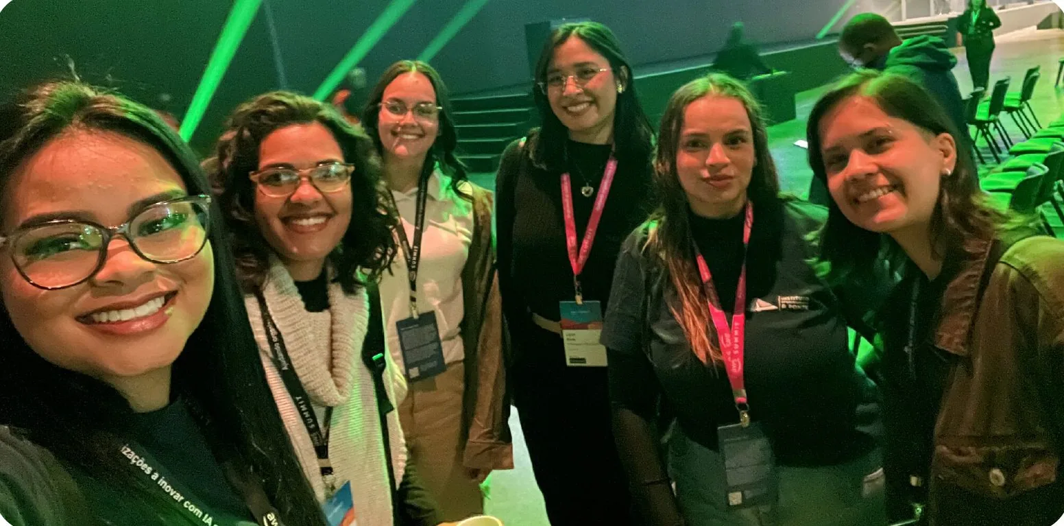 Participantes do Iaponte em um evento de tecnologia.