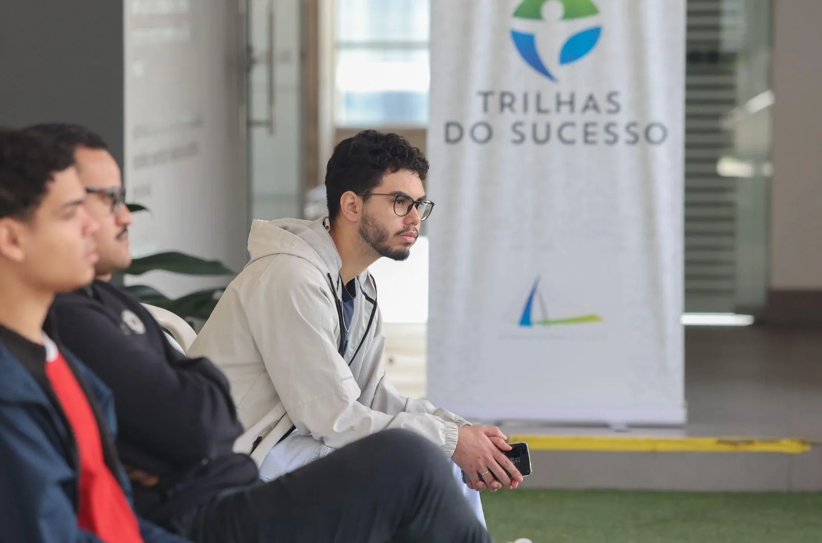 Jovens acompanham um encontro presencial do programa Trilhas do Sucesso.